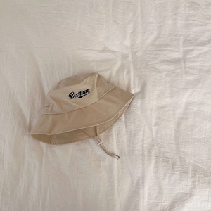 Detailsicht beige Kinder Sonnenhut mit Besttime Stickerei und verstellbarem Kordelzug