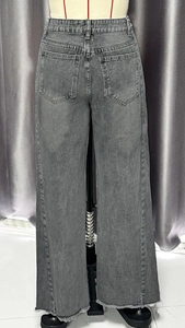 Détail du jean large taille haute gris anthracite avec ourlet brut et poches arrière