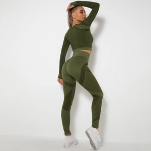 Dettaglio dei leggings yoga senza cuciture a vita alta e crop top a maniche lunghe oliva