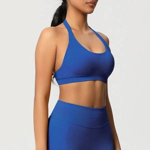 Vue détaillée de l'ensemble de sport sans couture bleu électrique avec brassière et legging