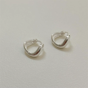 Boucles d'oreilles minimalistes irrégulières en argent 925 au design fluide organique