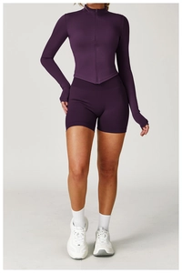 Detail eines lila Yoga-Sets mit langärmeligem Oberteil und hoher Taillen-Shorts