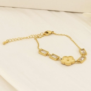 Detail of gold flower bracelet with rectangular zircons and adjustable chain link