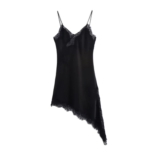 Détail d'une robe nuisette en satin noir avec dentelle élégante et ourlet asymétrique
