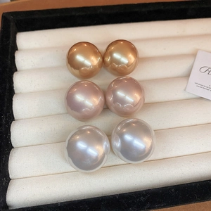 Tre paia di eleganti orecchini a perno con perle grandi in oro rosa e bianco lucido