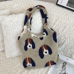 Detail einer flauschigen beigen Plüschtasche mit süßem Basset Hound Hundemotiv