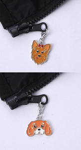 Détail de pendentifs chiens en émail coloré avec fermoirs mousquetons sur fermetures