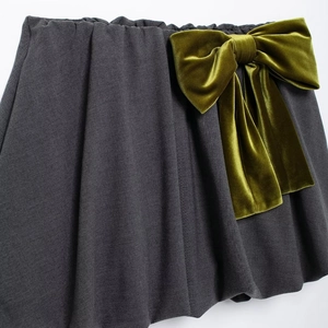 Mini-jupe plissée gris foncé avec un nœud en velours vert olive et taille élastique