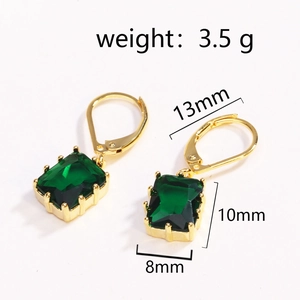 Dimensions détaillées des boucles d'oreilles plaquées or 18K avec zircons verts