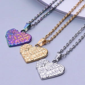 Détails de pendentifs cœur avec relief de marguerite en finitions arc-en-ciel, or et argent