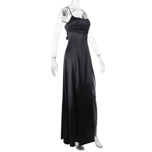 Détail du décolleté plissé d'une robe de soirée en satin noir avec une finition soyeuse et lisse