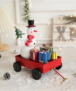 Détail de bonhomme de neige et chariot rouge décoratif de Noël en métal avec cadeaux