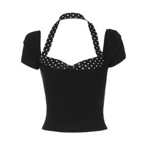 Détail du haut dos nu noir avec bordure à pois blancs et décolleté en forme de cœur