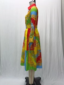 Detalle de vestido camisero con estampado barroco colorido, motivos de leopardo y seda