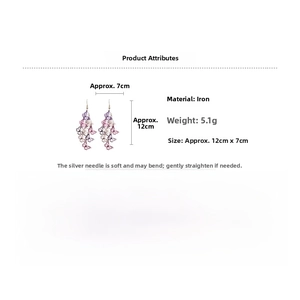 Vue détaillée de longues boucles d'oreilles papillon à dégradé violet et crochets en argent