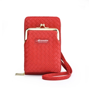 Détail de la texture tressée rouge et du fermoir vintage doré sur ce sac de téléphone