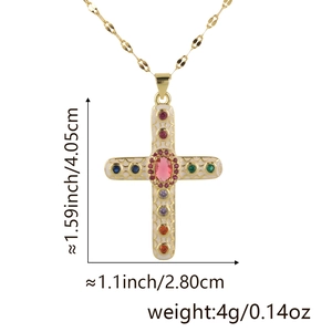Détail macro du pendentif croix en or avec zircons colorés et spécifications de taille
