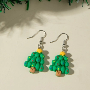 Vue détaillée des boucles d'oreilles sapin de Noël avec points colorés et crochets en argent