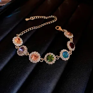 Bracelet en pierres colorées avec placage d'or et accents de cristaux sur cuir noir