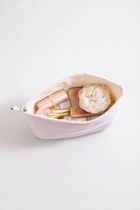 Vue intérieure de la trousse de maquillage rose brodée montrant le grand espace de rangement
