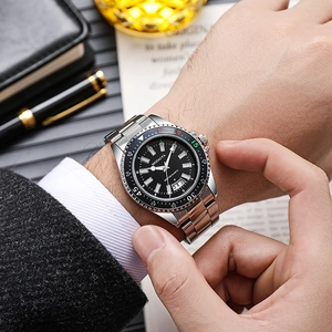 Montre à quartz en acier inoxydable argenté pour homme avec cadran noir et date