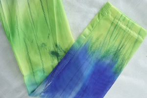 Vue macro détaillée du poignet en maille avec double couture et dégradé vert et bleu