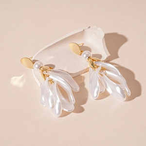 Boucles d'oreilles vintage avec perles d'imitation et pétales translucides chic