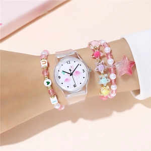 Dettaglio dell'orologio da bambini con fenicottero, cinturino trasparente e set di braccialetti