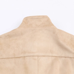 Gros plan du col d'une veste en faux daim de couleur sable pour femme au fini haut de gamme