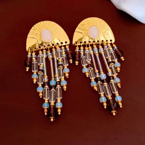 Boucles d'oreilles vintage demi-cercle dorées avec opale blanche et franges perlées