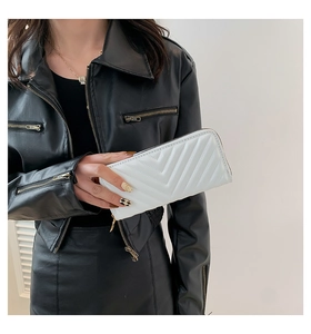 Détail d'un long portefeuille blanc avec texture matelassée en V et fermeture dorée