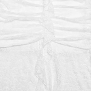 Gros plan détaillé du tissu en dentelle florale blanche avec plis verticaux raffinés