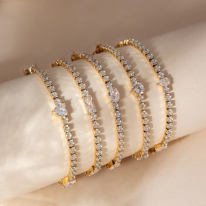 Fünfteiliges 18K vergoldetes Edelstahl-Tennisarmband-Set mit Zirkonia in Herz- und Tropfenform