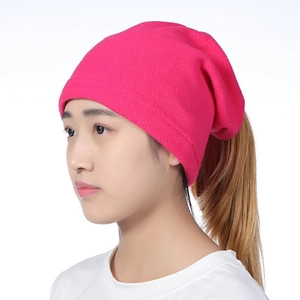 Détail du cache-col en polaire rose sur modèle montrant la texture chaude et le tissu coupe-vent