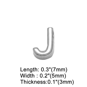 Dettaglio del ciondolo lettera J con misure: 7mm lunghezza, 5mm larghezza, 3mm spessore