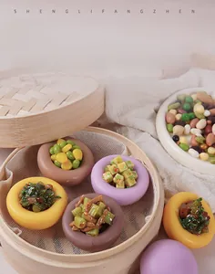 Detailansicht realistischer Maisschnecken-Modelle mit Getreidebeilagen im Bambusdämpfer