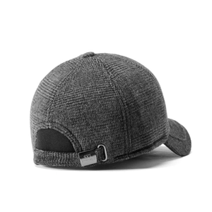 Dettaglio cappello in lana grigia con placca logo in metallo spazzolato inciso