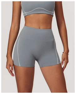 Détail des coutures contrastées sur l'ensemble short de yoga et brassière gris bleu