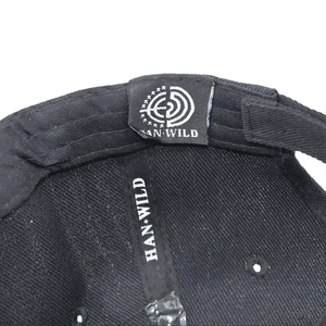 Gros plan de la doublure intérieure de la casquette tactique HAN WILD avec étiquettes