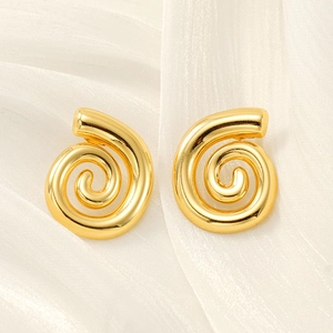 Orecchini a spirale in acciaio inossidabile placcato oro 18K su seta bianca