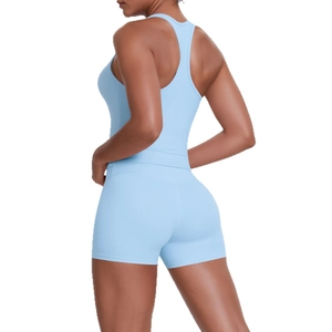 Ensemble de sport bleu clair pour femme avec débardeur dos nageur et short de yoga