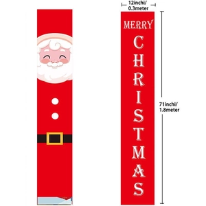 Dettaglio di striscioni natalizi rossi per veranda con Babbo Natale e scritta festiva
