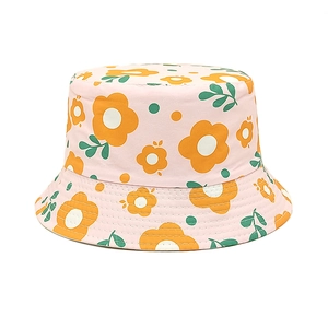 Détails de l'imprimé floral sur le chapeau de soleil en coton rose pour enfants