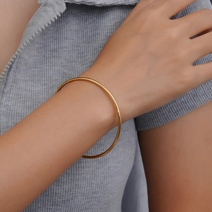 Minimalistisches rundes Armband aus 18K vergoldetem Edelstahl für Damen am Handgelenk