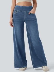 Detailansicht der High-Waist-Hose mit weitem Bein, Denim-Print und gelben Kontrastnähten
