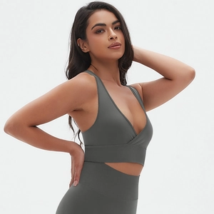 Gros plan sur l'ensemble de yoga gris foncé sans couture à col en V et tissu extensible