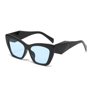 Retro-Cateye-Sonnenbrille mit schwarzem Rahmen und hellblauen Gläsern für einen modernen Look