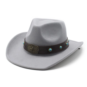 Détail du chapeau en laine gris avec bande en cuir brun, perles turquoise et étoile
