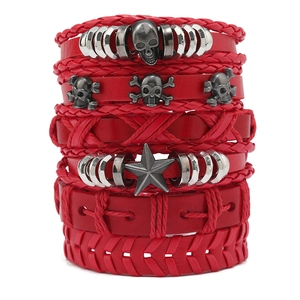 Bracelet multicouche homme en cuir rouge style punk rock avec crânes et étoiles