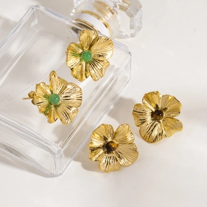 Vintage 3D flower stud earrings in gold stainless steel with green and tiger eye natural stones
